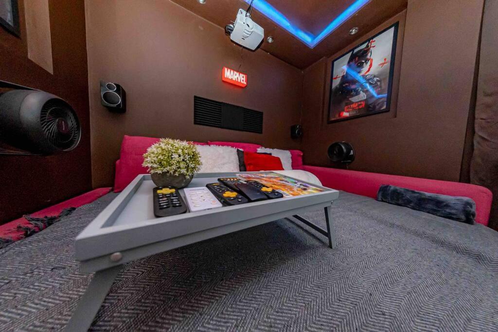 Unique Home W/Garden Hot Tub, Sauna & Cinema Room London Eksteriør billede