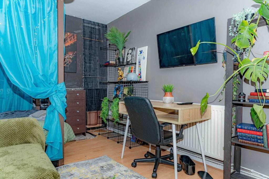 Unique Home W/Garden Hot Tub, Sauna & Cinema Room London Eksteriør billede